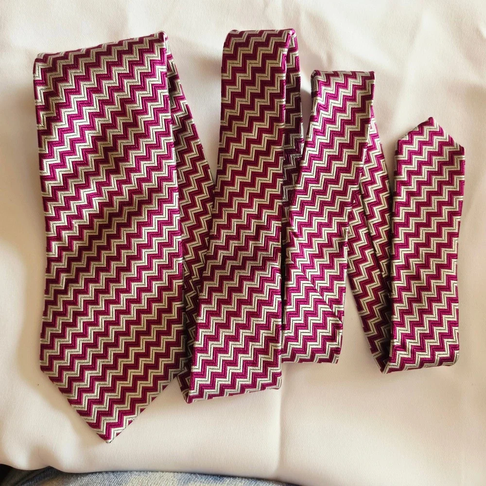 Lauren Ralph Lauren Tie Mens OS Magenta Silver Chevron Zig Zag 100% Silk Hand